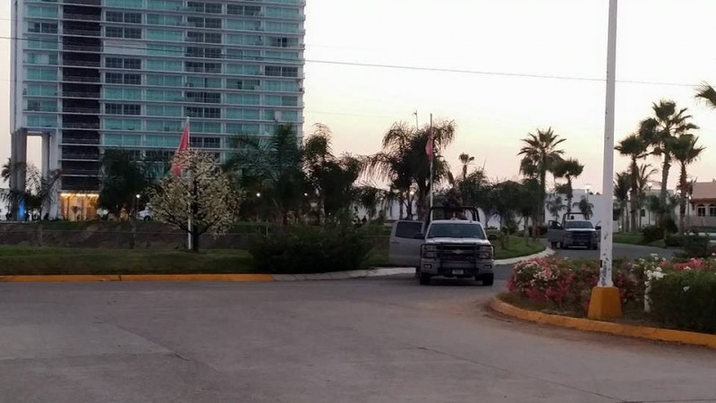 Sitian marinos y federales torre de condominios de Mazatlán