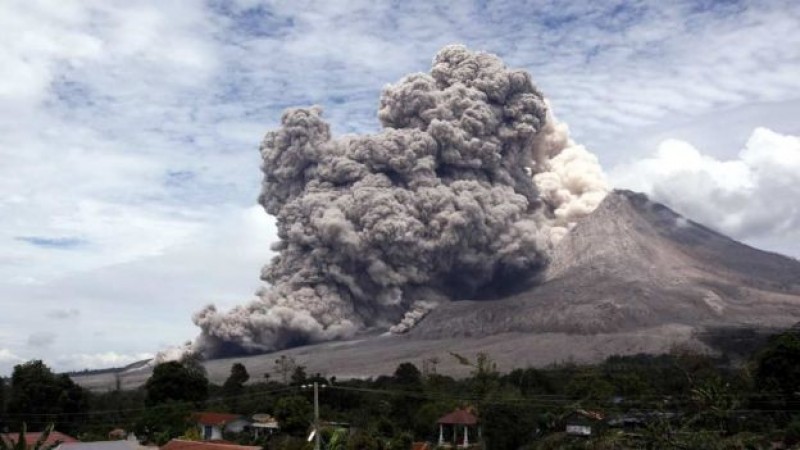6 mil indonesios evacuados por el riesgo de erupción del volcán Sinabung