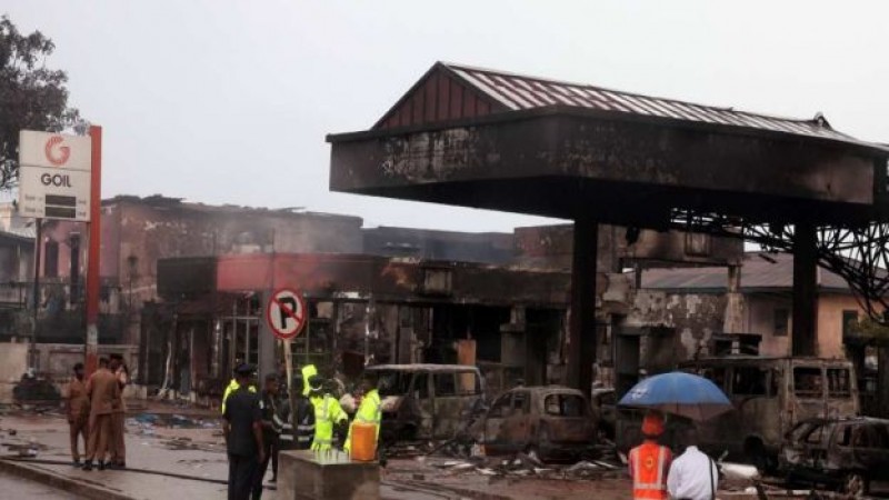 Suman 150 muertos por explosión en gasolinera de Ghana