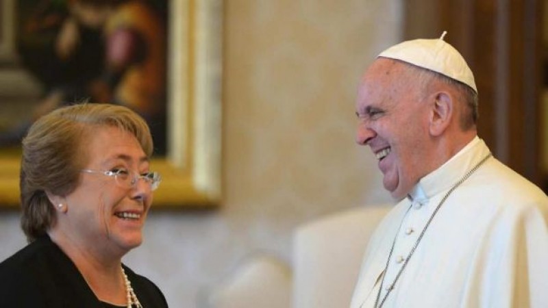 El papa y Bachelet conversan sobre pobreza, familia y política