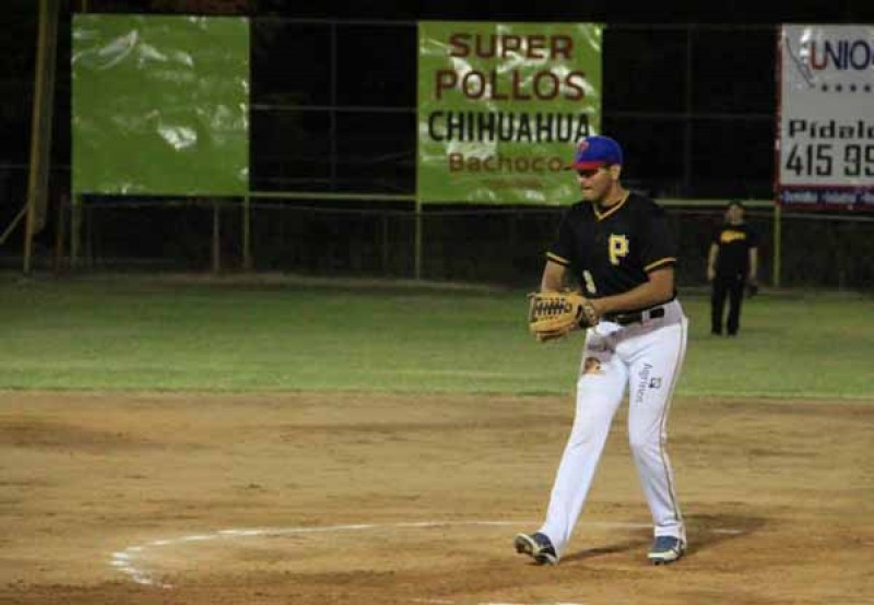 Manuel Navarro fue el mejor lanzador en la Liga de Softbol de la Comunicación