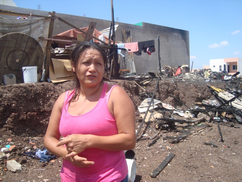 Se incendia humilde vivienda atrás del mercado de abastos.
