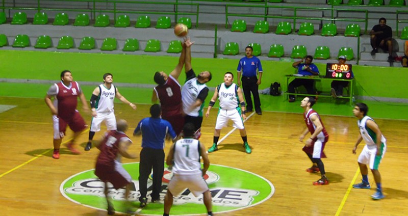 Autos Classic gana en Basquetbol.