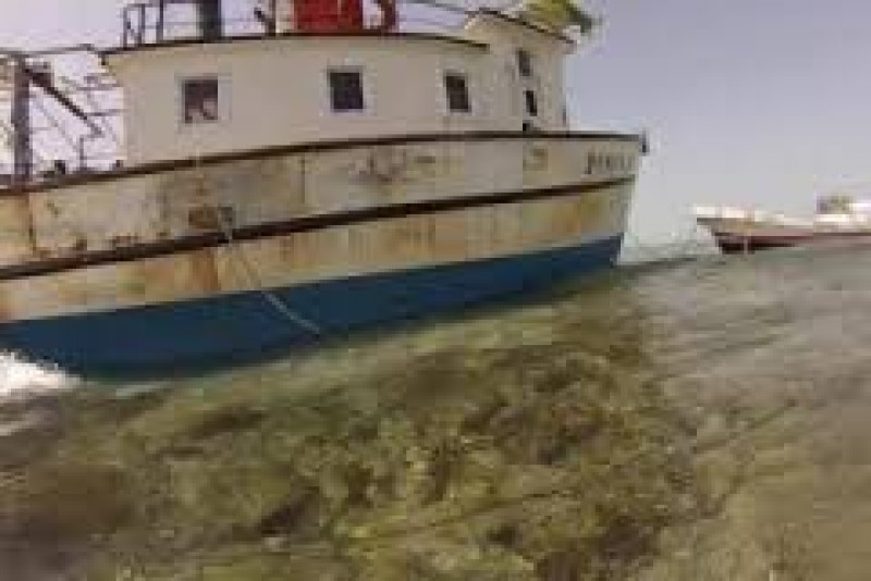 Encalla barco en Yucatán y daña arrecife.