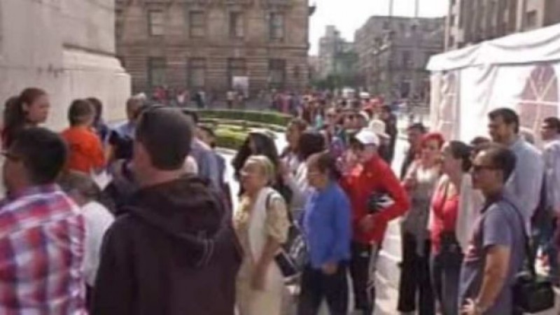 Largas filas en tercer día de exposición de Da Vinci y Miguel Ángel en Bellas Artes