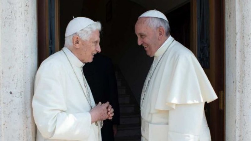 El papa despide a Benedicto XVI, quien descansará en su casa de verano