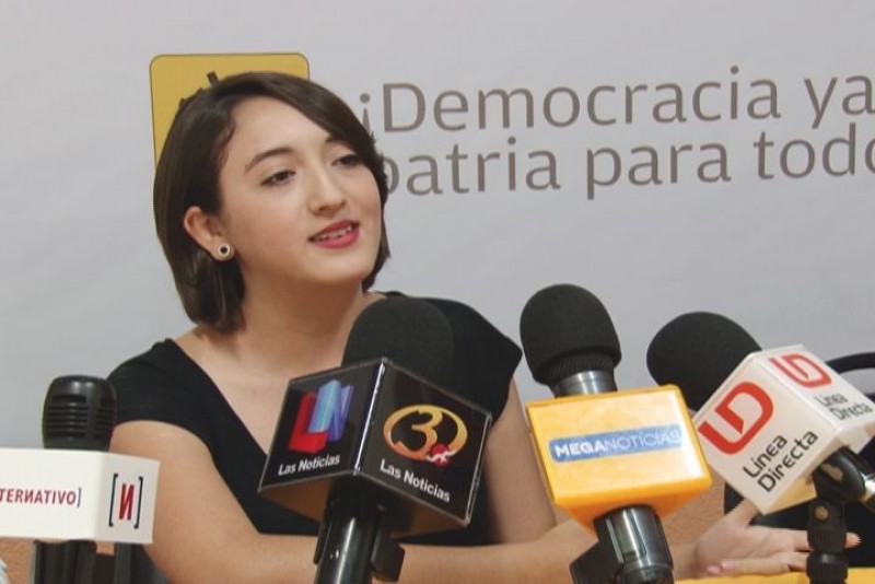 Critica la dirigente de jóvenes del PRD la necesidad de revalidar tarjeta inteligente para descuento a estudiantes