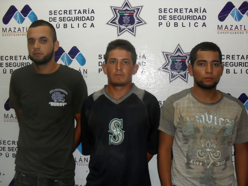 Detienen a tres personas con armas de fuego de alto poder
