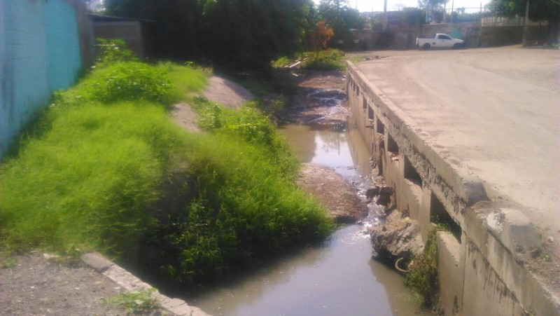 Aguas negras se desbordan hacia la colonia Francisco Villa