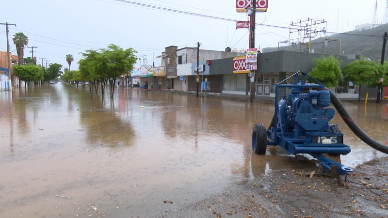 Intensas lluvias provocan inundaciones en colonias de Los Mochis