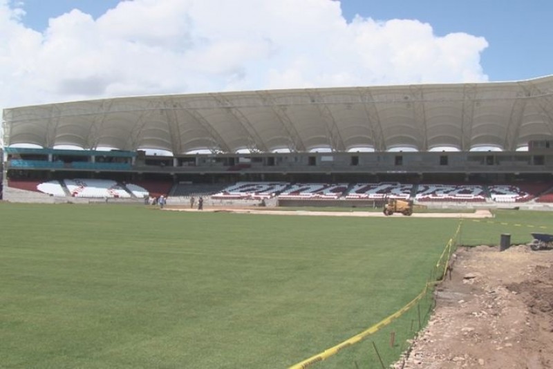 A ritmo acelerado levantan el estadio de beisbol