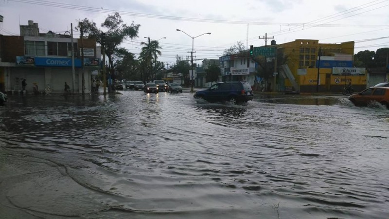 La lluvia en Mazatlán provocó encharcamientos severos en avenidas de la ciudad.