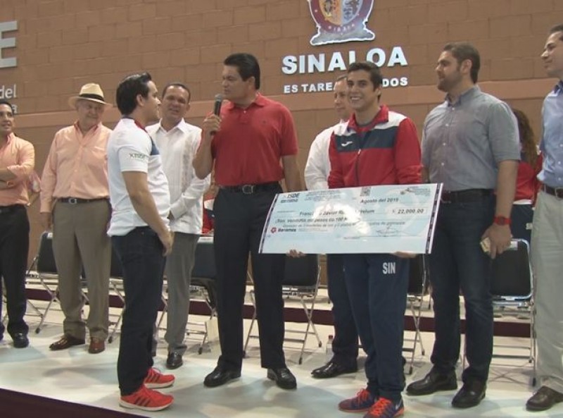 Entregan premios y becas a medallistas de Sinaloa