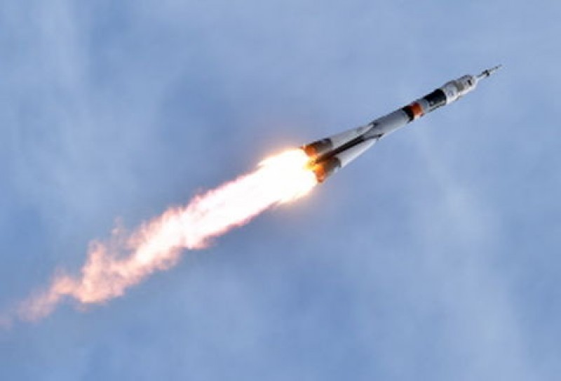 Despega nave espacial rusa con tres astronautas