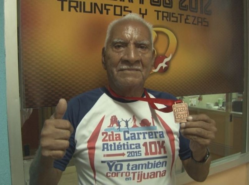 Juan Manuek Chaidez con centenar de medallas