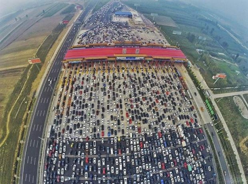 China sufre el peor congestionamiento vial de su historia...