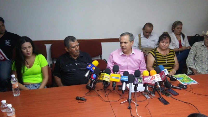 Se reúnen manifestantes con el Secretario General de Gobierno