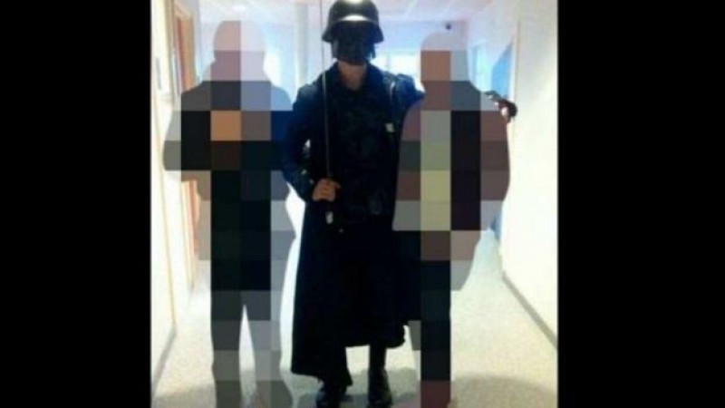 Enmascarado en Suecia se tomó fotos con alumnos, antes de atacarlos