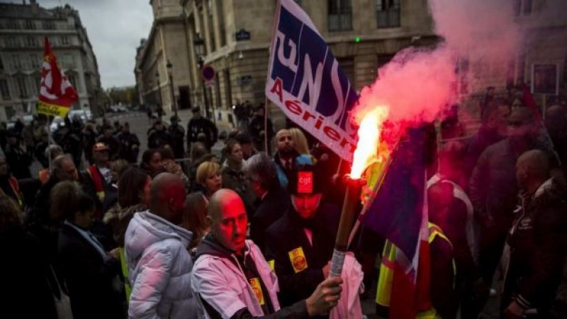 Protestan en París contra recortes de Air France