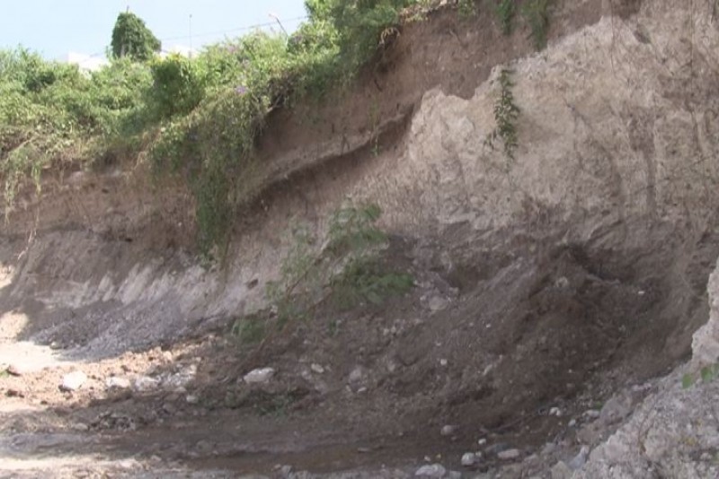 Temen por cerro socabado en Colinas de San Miguel