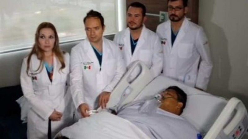 Operan con éxito al hombre más obeso del mundo en Guadalajara