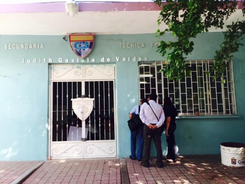 Un grupo de maestros toman la instalaciones de la Secundaría "Judith Gaxiola de Valdez"