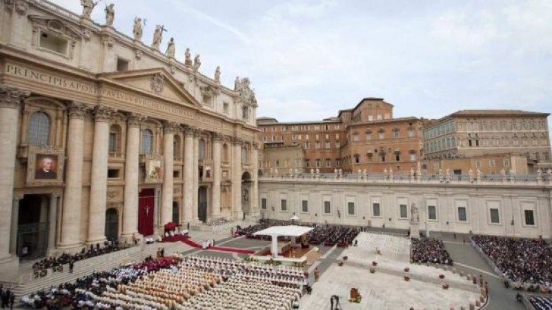 Vaticano detiene a dos personas por filtración de documentos
