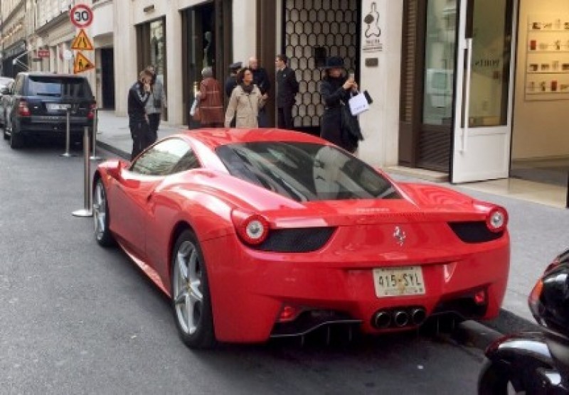 Alardean automóvil Ferrari pero con las placas 'pirata'