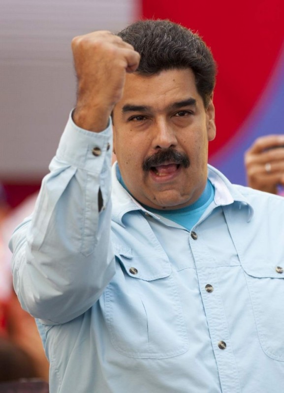 Nicolás Maduro apuesta su bigote a que cumple con la entrega de un millón de casas