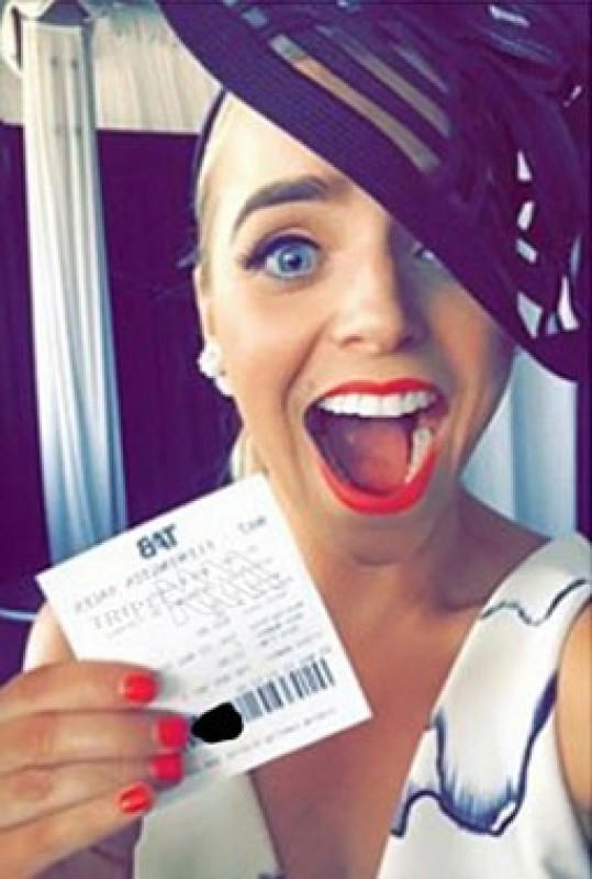 Pierde un premio por publicar un ‘selfie’ con el boleto ganador en Facebook