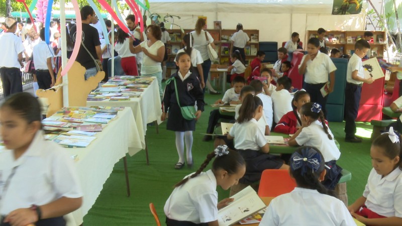 Niños y niñas viven la Feria del libro de Los Mochis