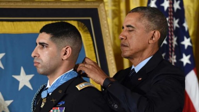 Obama condecora a militar que enfrentó a atacante suicida en Afganistán