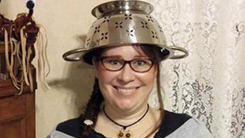 Se fotografía con un colador como sombrero para la foto de la licencia de manejo