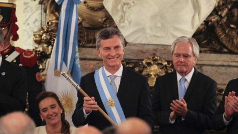 Macri recibe bastón de mando y banda presidencial en la Casa Rosada