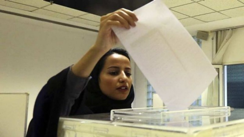 Por primera vez, las mujeres en Arabia Saudita votan en elecciones