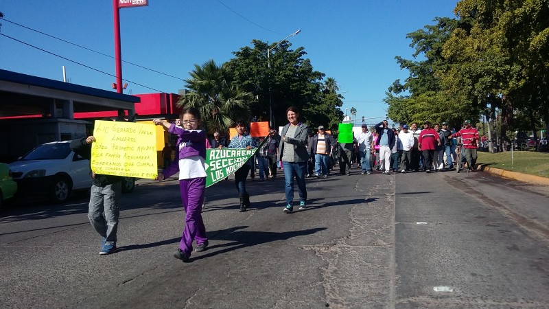 Obreros del ingenio marchan por las calles de Los Mochis