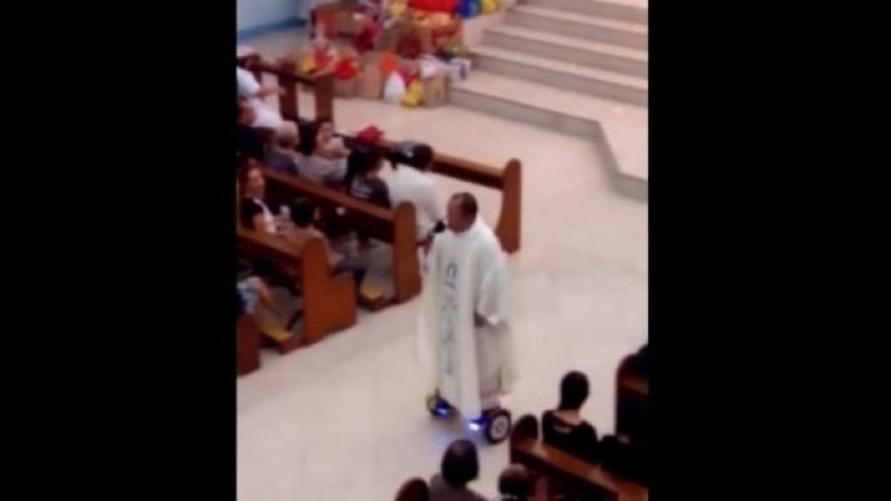 Sancionan a sacerdote filipino por utilizar patineta en misa