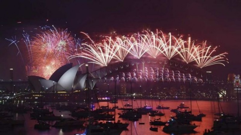 Australia recibe el 2016 con espectáculo de fuegos artificiales en Sydney