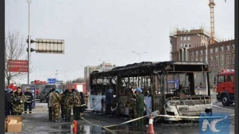 Hombre 'disgustado' quema autobús en China; mata a 17