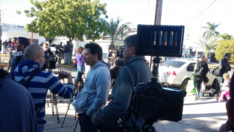 VIDEO: Riña entre medios de comunicación para ingresar a la casa del 'El Chapo'