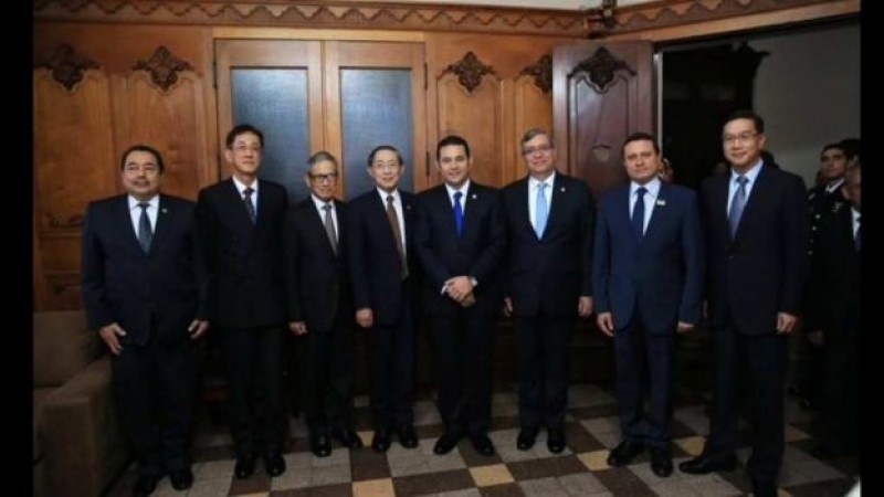 Jimmy Morales inicia labores como presidente de Guatemala