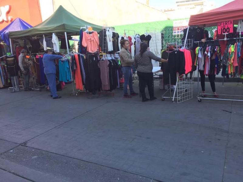 Comerciantes optan por sacar la mercancía a la calle, debido a las bajas ventas por remodelación