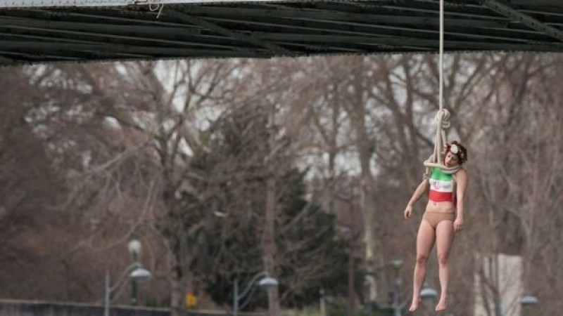 Activistas reciben en París al presidente iraní con ahorcamiento simbólico
