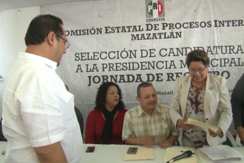Fernando Pucheta, entrega documentación para ratificar su registro como precandidato del PRI