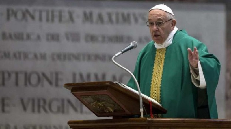 Invitan a padres de los 43 a misa del Papa, pero no habrá reunión