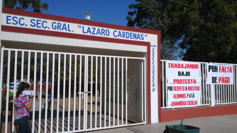 Bajo protesta trabajan profesores de la Secundaria General Lázaro Cárdenas.