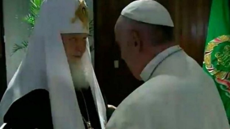 Histórico abrazo entre el papa y el patriarca ortodoxo ruso, Kirill