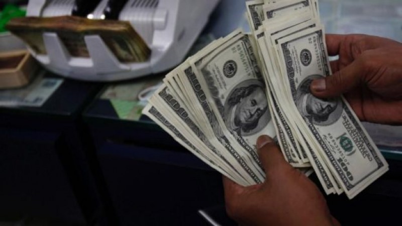 Peso mexicano se aprecia; el dólar, en 18.68 en AICM