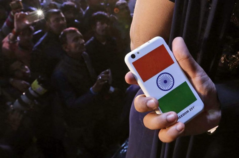 Lanzan en la India el celular más barato del mundo a menos de 4 dólares