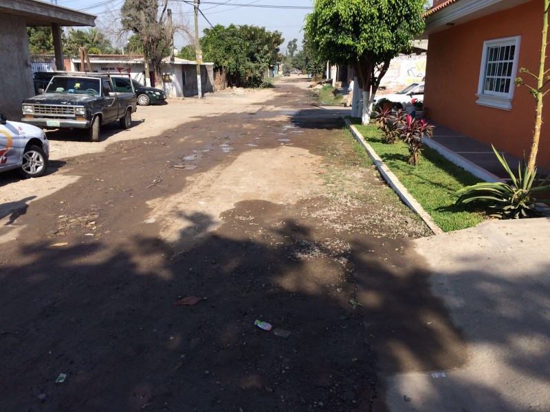 Fuga de agua potable lleva más de 3 meses.